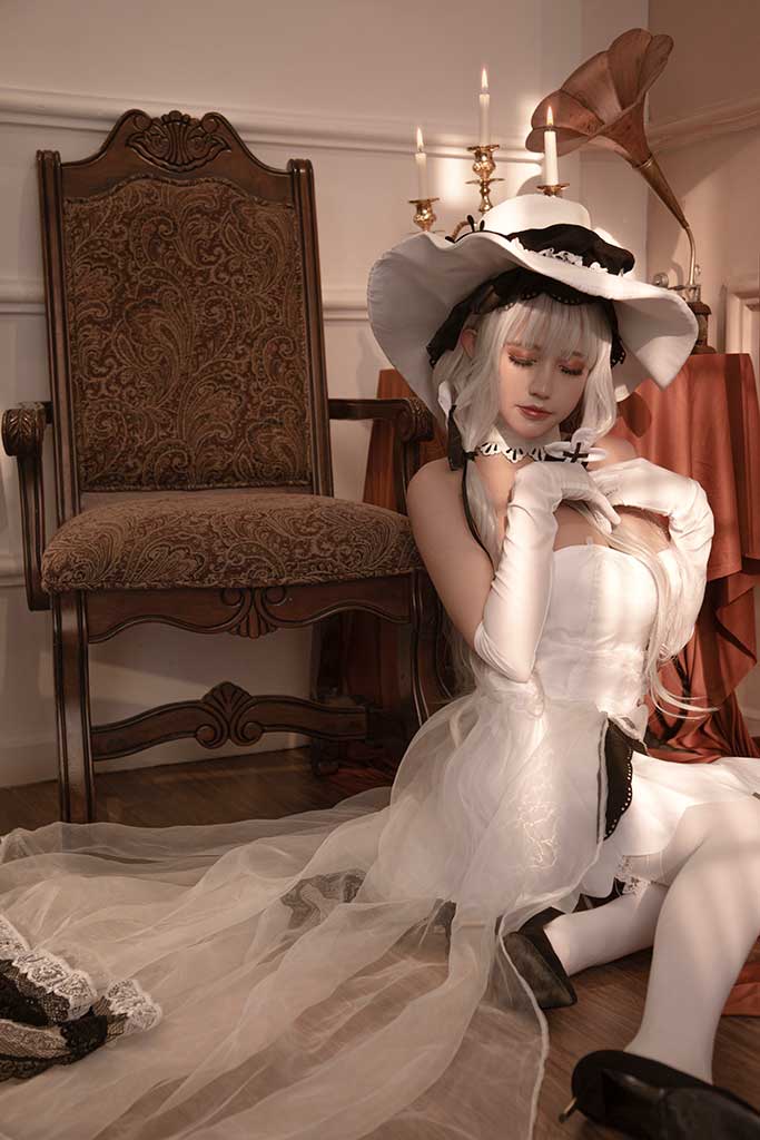 PingPing 碧蓝航线Illustrious（光辉）cosplay低胸白礼服白丝缩略图1