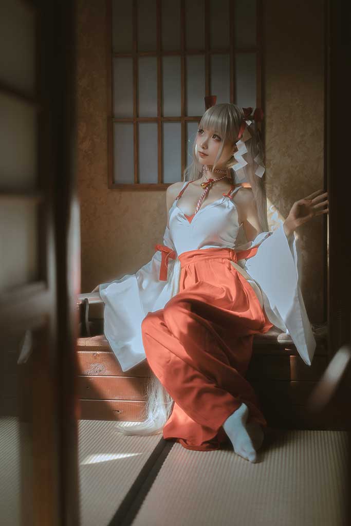 蠢沫沫 碧蓝航线Formidable（可畏）cosplay银发红白女巫装缩略图2