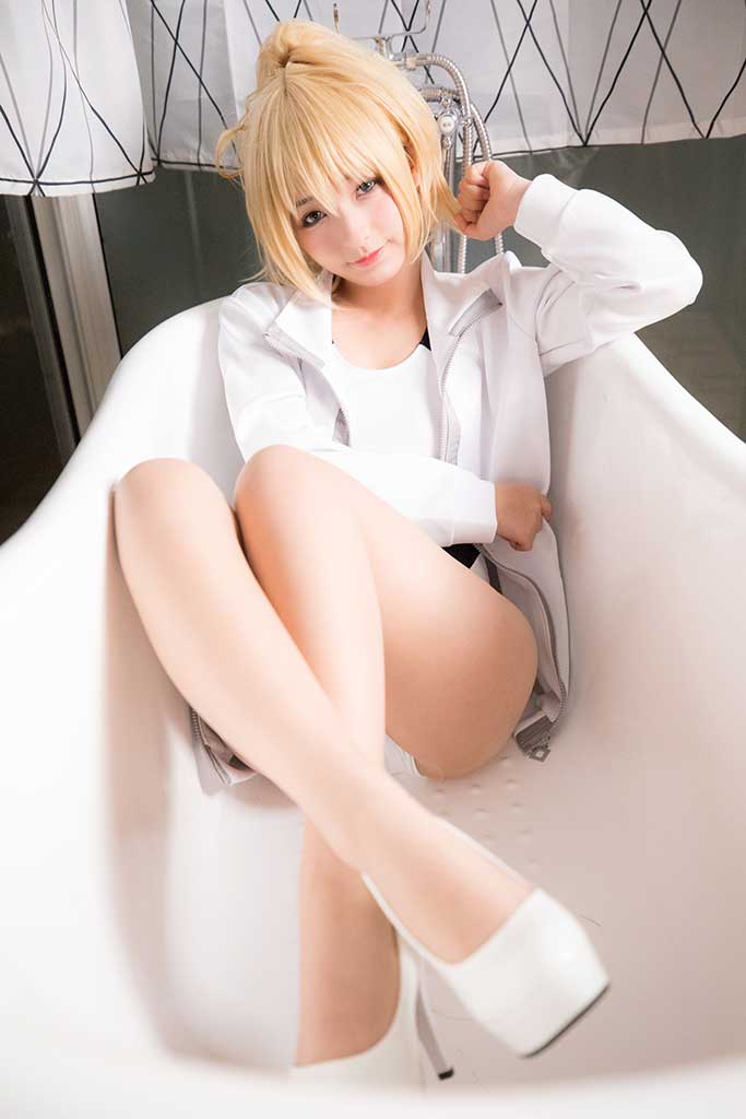 神楽坂真冬 战舰少女 Jeanne d’Arc（圣女贞德）cosplay金发连体泳装肉丝美腿美足白高跟缩略图1